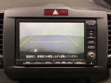バックでの車庫入れも安心です! リアカメラが付いているバックモニター付のナビを装備しております。操作線もついており距離感も画面から確認できます。