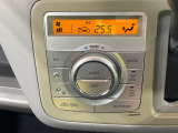 【オートエアコン】一度お好みの温度に設定すれば、車内の温度を検知し風量や温度を自動で調整。暑い&hellip;寒い&hellip;と何度もスイッチ操作をする必要はありません。快適な車内空間には必須の機能ですね♪