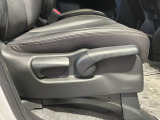 シートハイトアジャスターが付いているので運転姿勢を調整するのに便利ですね。身長に合ったシートポジションは安全運転や疲労軽減にもつながります。