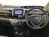 車内は光触媒抗菌消臭施工済です。インパネ周りはスタイリッシュなデザインで機能や装備も充実しています。グローブボックスやカップホルダーのほかにトレーなどたくさんの収納スペースが付いています。