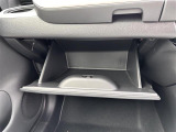 【グローブボックス】大容量のグローブボックスです!!車検証ケース他、日頃使う小物類の収納スペースもたくさんあります!