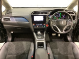 車内は光触媒抗菌消臭施工済です。スタイリッシュなデザインで暖かみのあるインパネ周りを演出します。グローブボックスやカップホルダーのほかにトレーなどたくさんの収納スペースが装備されています。