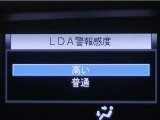 レーンディパーチャーアラートとは車線、又は走路からの逸脱の可能性をブザーにて警告します。