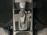 CVT車のセレクトレバーです。低速から高速まで、変速ショックのないスムーズな走りと、エンジン効率のよい領域を維持して燃費にも貢献します。