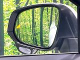 【ブラインドスポットモニター】走行中、ドアミラーの死角になりやすい箇所に後続車が接近するとサイドミラーのレンズに警告を表示!ドライバーに注意喚起をしてくれます。
