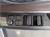 パワーウィンドウのスイッチですよ。 運転席に居ながら窓を開け閉めのコントロールできますよ。 ロック機能で、子供がイタズラして窓を開けるという事も無くなりますよ。