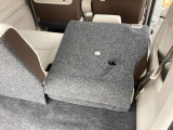ワンアクションで後席を倒して、さらに使いやすく!!背もたれを左右別々に倒すことができます。