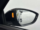 ●アウディサイドアシスト『後方の死角を並走する車両を検知しドアミラーの内側のLEDが点灯。ドライバーに注意を促し事故を未然に防ぐシステムです。』
