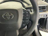 前方の車との車間を設定し、スピードを上げたり緩めたりを自動で行ってくれる追尾式の「レーダークルーズ」。上級装備の一つです!高級車にしかつかない嬉しい機能です。