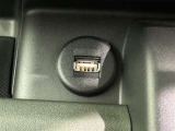 充電用USB端子付き。スマートフォンなどの充電に便利です。