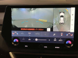 車両を上から見たような映像をディスプレイに表示。さらにフロントカメラにより前方映像を確認することが出来ます。