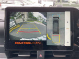 【全方位カメラ】自車を真上から見下ろす視点をモニターに映す機能。駐車や離合時の死角を無くして安全を支えます。トヨタ名のパノラミックビュー等、現代の商談では外せない必須の安全装備です。