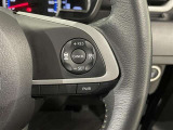 ステアリングスイッチ付きで、運転中に視線を前に向けたまま操作できます。