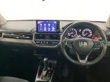 車内は光触媒抗菌消臭施工済です。スタイリッシュなデザインでスポーティなインパネ周りを演出します。グローブボックスやカップホルダーのほかにトレーなどたくさんの収納スペースが付いています。