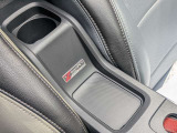 二列目三列目にはテーブルが付いており、ドリンクなどお荷物も置くことが可能です。