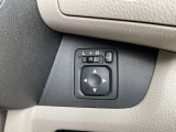 電動格納式ドアミラーです。自動格納機能付きで、ドアロックすると閉じてエンジンがかかると開きます。ドアロックの状態もひと目でわかるスグレモノです。