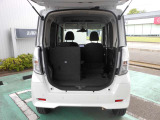 リヤシートは、分割して倒せるので、乗員や荷物に合わせてアレンジ可能です。
