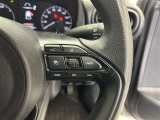 前方の車との車間を設定し、スピードを上げたり緩めたりを自動で行ってくれる追尾式の「レーダークルーズ」。上級装備の一つです!高級車にしかつかない嬉しい機能です。