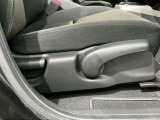 シートハイトアジャスターが付いているので運転姿勢を調整するのに便利ですね。身長に合ったシートポジションは安全運転や疲労軽減にもつながります。