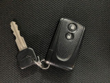 スマートキーを装備しています☆カギをカバンやポケットに入れて頂いた状態でドアロックの開閉やエンジンスタートをして頂けますよ!とても便利な装備です!