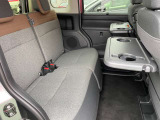 リアシートはスライド出来ますので、軽自動車なのに足元広々!ゆったり乗ることが出来ます。