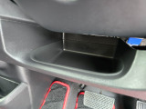 運転席周辺の収納も充実したドライバーズロアポケット。細かな使い勝手にも配慮されています。