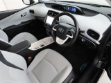 シンプルで使いやすいデザインの運転席です。