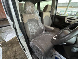女性でも運転がしやすいように、シートの高さ調整機能(シートリフター)がついています。運転席と助手席の間が空いている為、助手席側への移動がスムーズです。交通量の多い道でも助手席側から乗り降りができます。