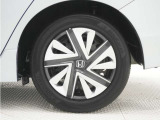 ◆純正ホイール装着車◆シンプルなデザインのホイールキャップ付きです。