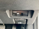 運転席の右下にETCがビルトインされています。高速道路では便利ですね!