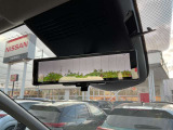 車体の後部にカメラがついていて、その映像がルームミラー内のモニターに表示します。人や荷物などで視界が遮られた時なども確認がしやすいです。