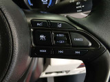 ステアリングには運転中でも簡単に操作できる各種スイッチついてます