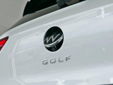 バックカメラ使用時は&ldquo;VW&rdquo;エンブレムが開きます。