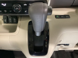 CVT車のセレクトレバーです。低速から高速まで、変速ショックのないスムーズな走りを実現するとともに、エンジン効率のよい領域を維持することで燃費にも貢献します。