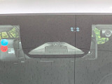 【ホンダセンシング】走行中に前方の車両等を認識し、衝突しそうな時は警報とブレーキで衝突回避と被害軽減をアシスト。より安全にドライブをお楽しみいただけます。
