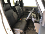 運転席の座面高さを調整できるシートリフターが付いています。フロントシートはベンチシートを採用で、座面も広く使い勝手もいいですよ♪