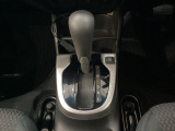 CVT車のセレクトレバーです。低速から高速まで、変速ショックのないスムーズな走りを実現するとともに、エンジン効率のよい領域を維持することで燃費にも貢献します。