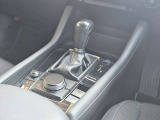 【オートブレーキホールド】停車中にブレーキペダルから足を放しても、ブレーキを自動的に制御して、車両の停車状態を保持する機能です。信号待ちなどの停車時に運転者の負担を軽減します。