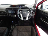 革巻きステアリングで快適な操作性の運転席です。