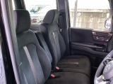 【ベンチシート】運転席と助手席の移動もスムーズ!狭い駐車場での乗り降りや、お子様の乗り降りにも便利です。座席の間にコンソールボックスやドリンクホルダーがないため、車内空間が広く感じます。
