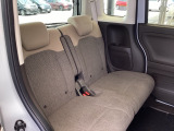 ホンダ車の低床ボディは、チャイルドシートへのお子さまの乗降や荷物の積載もスムーズ。後席にも左右分離式のアームレストがついております。ゆっくりおくつろぎいただけます。