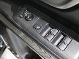 ドア内側、手の届きやすい位置にドアガラスの開閉スイッチ(パワーウインドウ)があります。運転席にはいたずら防止のためのロック付!