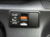 助手席側のスライドドアはパワースライドドアになっています。運転席からもスイッチ1つで開閉する事ができます。