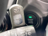 【アドバンストキー】カバンやポケットに入れたままでもドアの施錠・解錠が可能なスマートキーを装備。エンジンのオン・オフ時もカギを取り出す必要が無いからとっても便利です♪