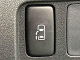 左側後部座席はパワースライドドアになっています。車内のスイッチで操作できるほか、車外からはワンタッチオープン、リモコン操作で予約ロック機能が操作できます。