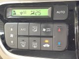 【オートエアコン】一度お好みの温度に設定すれば、車内の温度を検知し風量や温度を自動で調整。暑い&hellip;寒い&hellip;と何度もスイッチ操作をする必要はありません。快適な車内空間には必須の機能ですね♪