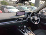 ドライバーが心に余裕をもって運転に集中できること、助手席や後席からもすっきりと前を見通せる空間の起点となり、全員が安心してドライブを楽しめることをモットーにシンプルなレイアウトとなっています。