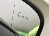 【ブラインドスポットモニター】走行中、ドアミラーの死角になりやすい箇所に後続車が接近するとサイドミラーのレンズに警告を表示!ドライバーに注意喚起をしてくれます。