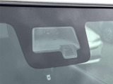 【スズキ】デュアルセンサーブレーキは、前方の車両や歩行者を2種類のセンサーで検知し、衝突の危険がある場合にブレーキを作動。事故リスクを軽減し、安全な運転をサポートします。