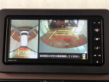 【パノラマモニター】 上から見下ろしたような映像が、運転の不安を軽くします。